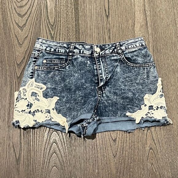 Boom Boom Jean Acid Wash Crochet Knit Mini Shorts Size 5 - Picture 1 of 7
